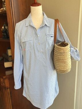 Vineyard Vines  Blue and White Seersucker  Beach Coverup   Size 10